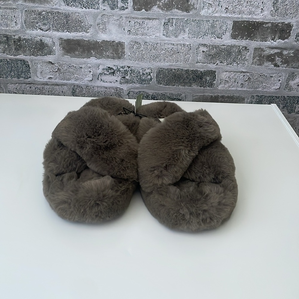 H&M Slippers Fur Slip On Open Toe Women’s size 10 New Dorm Travel